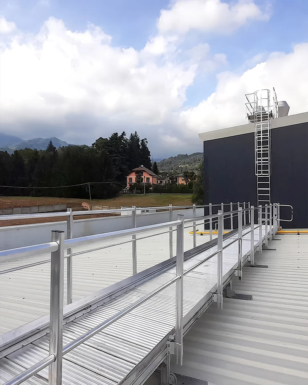 Squadra APICE al lavoro su copertura