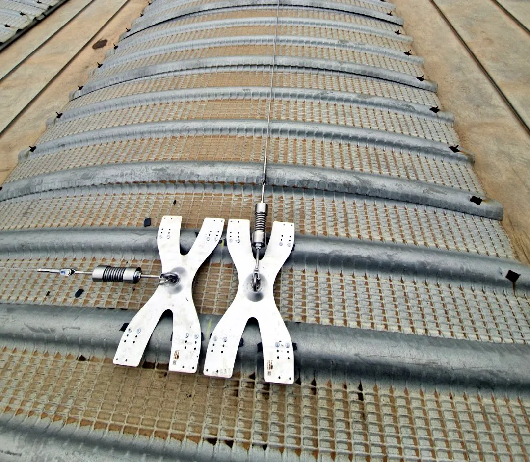 Ancoraggio linea vita su copertura curva industriale